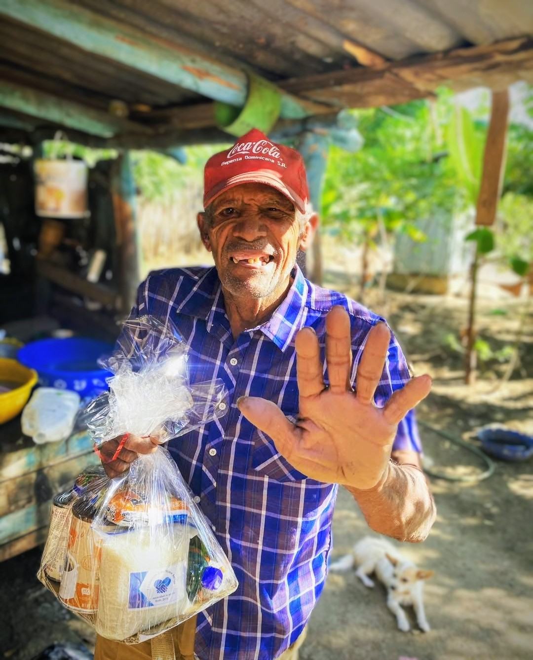 Entrega de alimentos a un beneficiario en Montecristi
