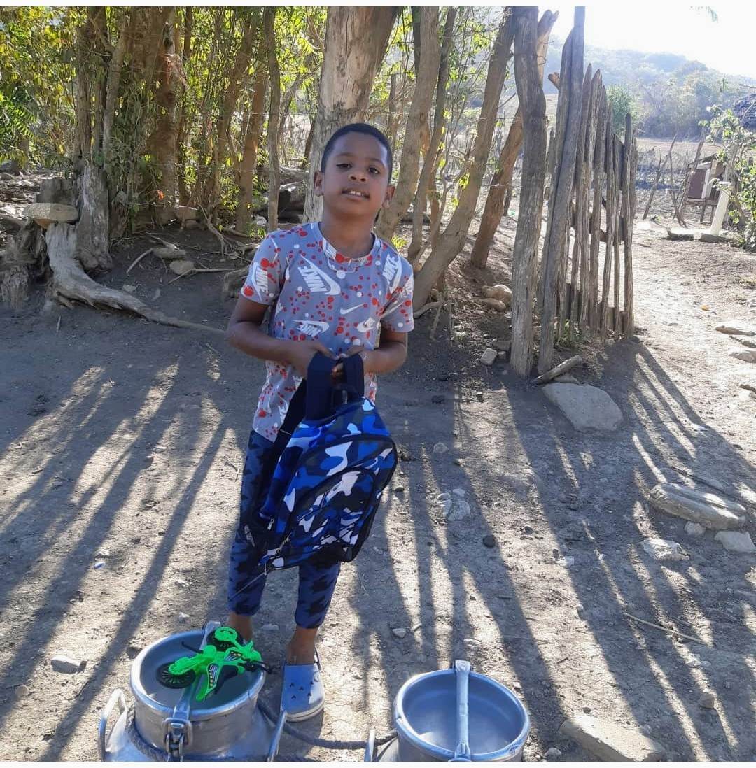 Niño con su mochila nueva