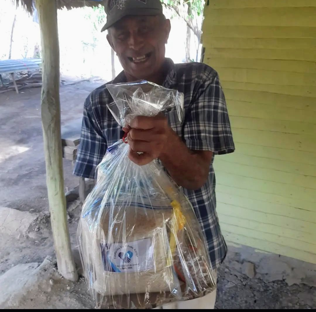 Beneficiario con su canasta de alimentos